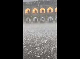 بارش شدید تگرگ در حرم امام رضا(ع) را ببینید +ویدئو