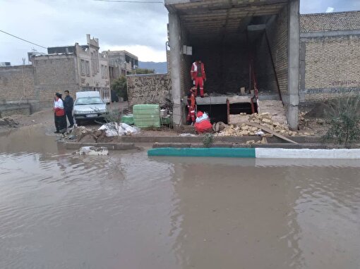 عملیات امداد و نجات جمعیت هلال احمر در بهاباد/ بارش‌ها سیلاب به راه انداخت