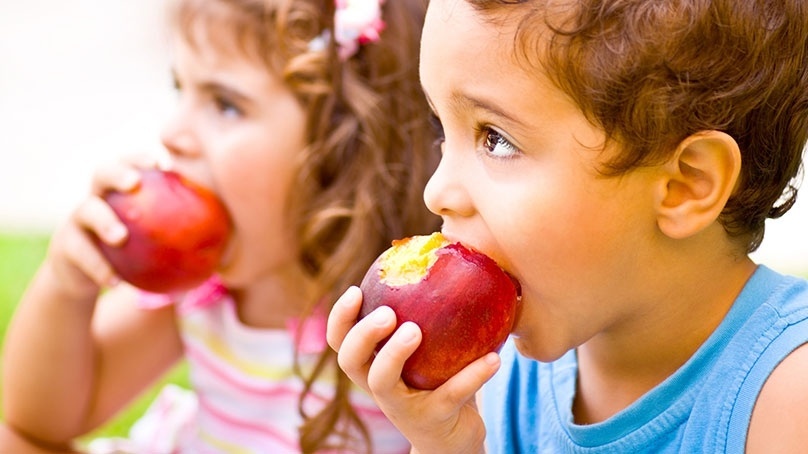 چه زمانی خوردن پوست سیب مجاز است؟
