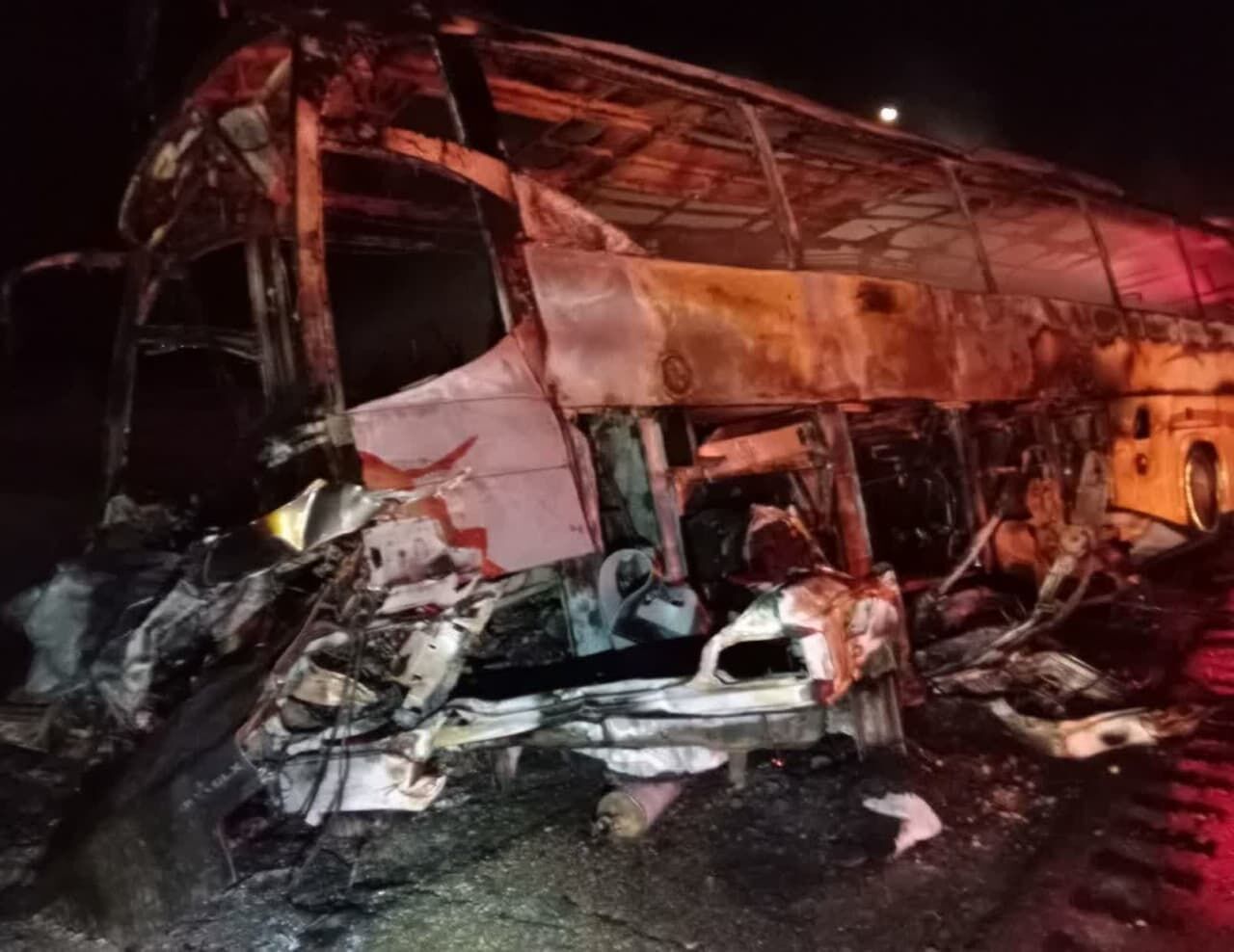 - برخورد اتوبوس با پژو در کرمان فاجعه آفرید