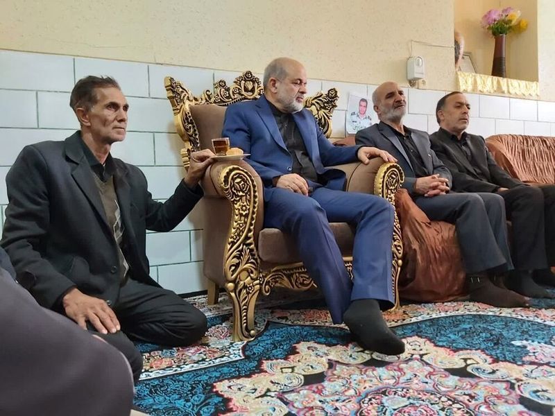 رفتار وزیر کشور در کرمان واکنش‌ها را برانگیخت +عکس