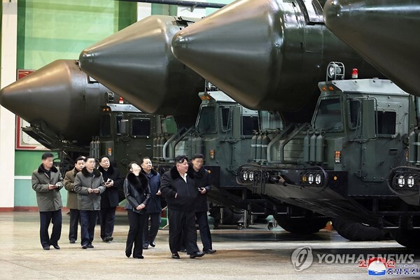 کره شمالی موشک‌های قاره پیما را به رخ کشید+ تصاویر