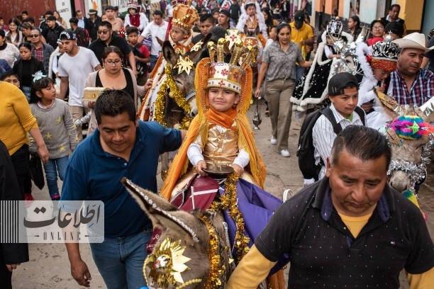 رژه کودکان با لباس‌های عجیب و غریب در خیابان را ببینید +تصاویر