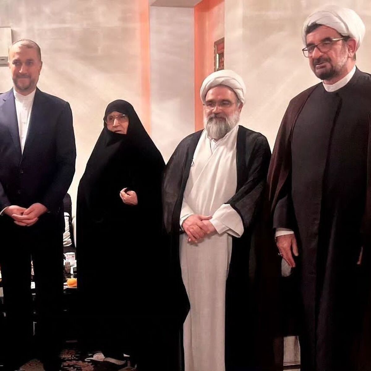 وزیر خارجه از دختر امام(ره) عیادت کرد +عکس