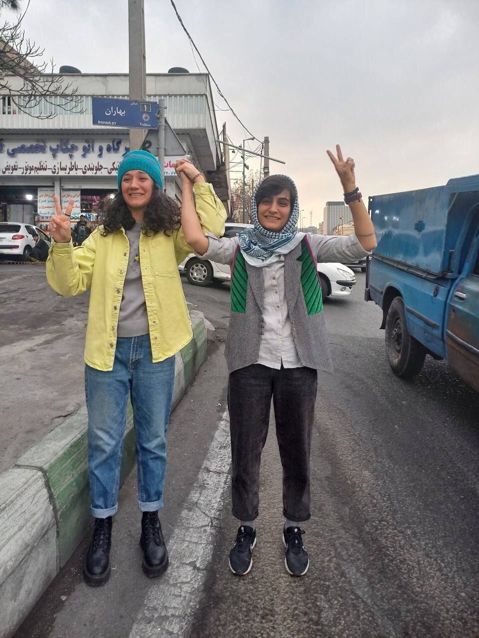دو خبرنگار زن آزادشده بخاطر این عکس احضار شدند
