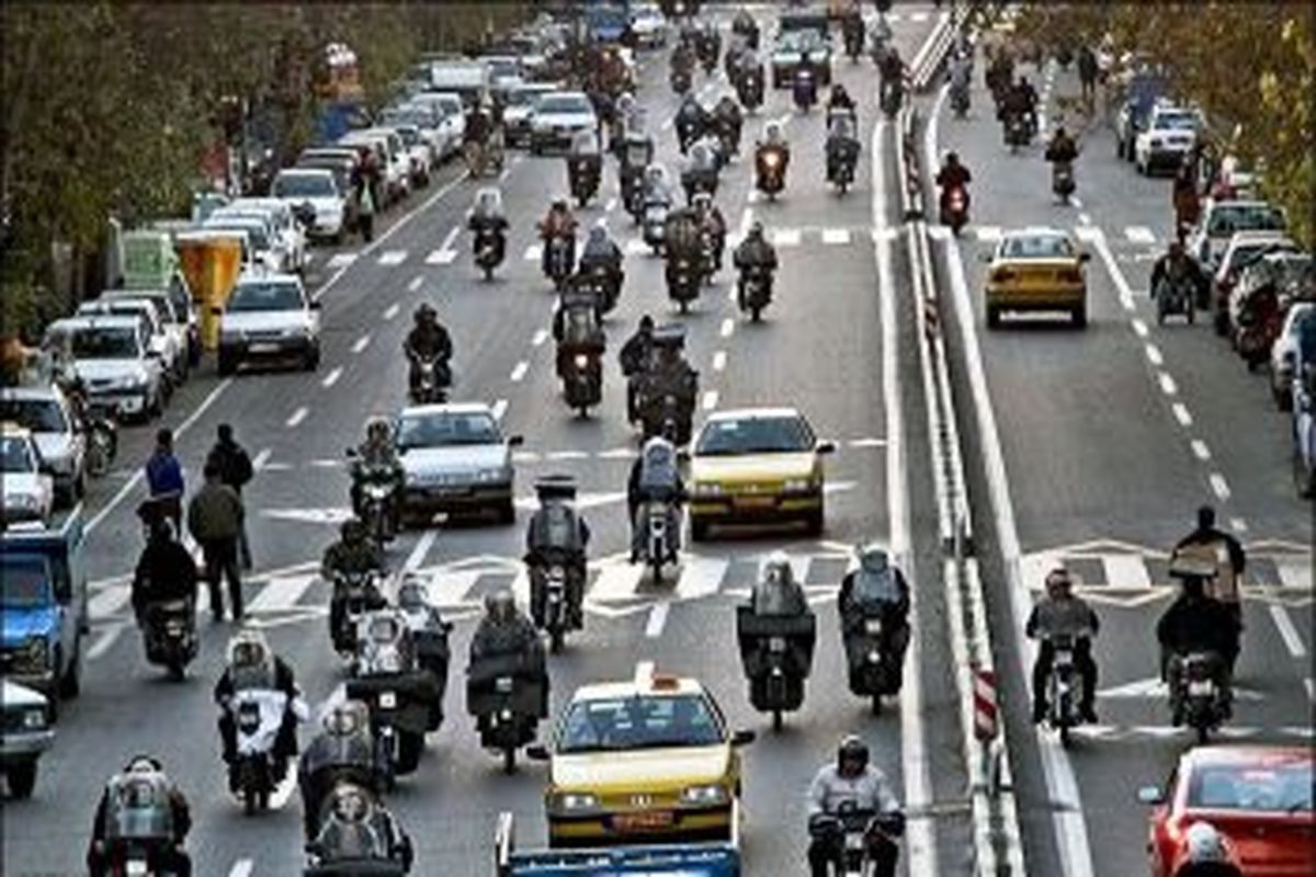 - برخی موتورسواران ترافیک تهران را گره می‌زنند