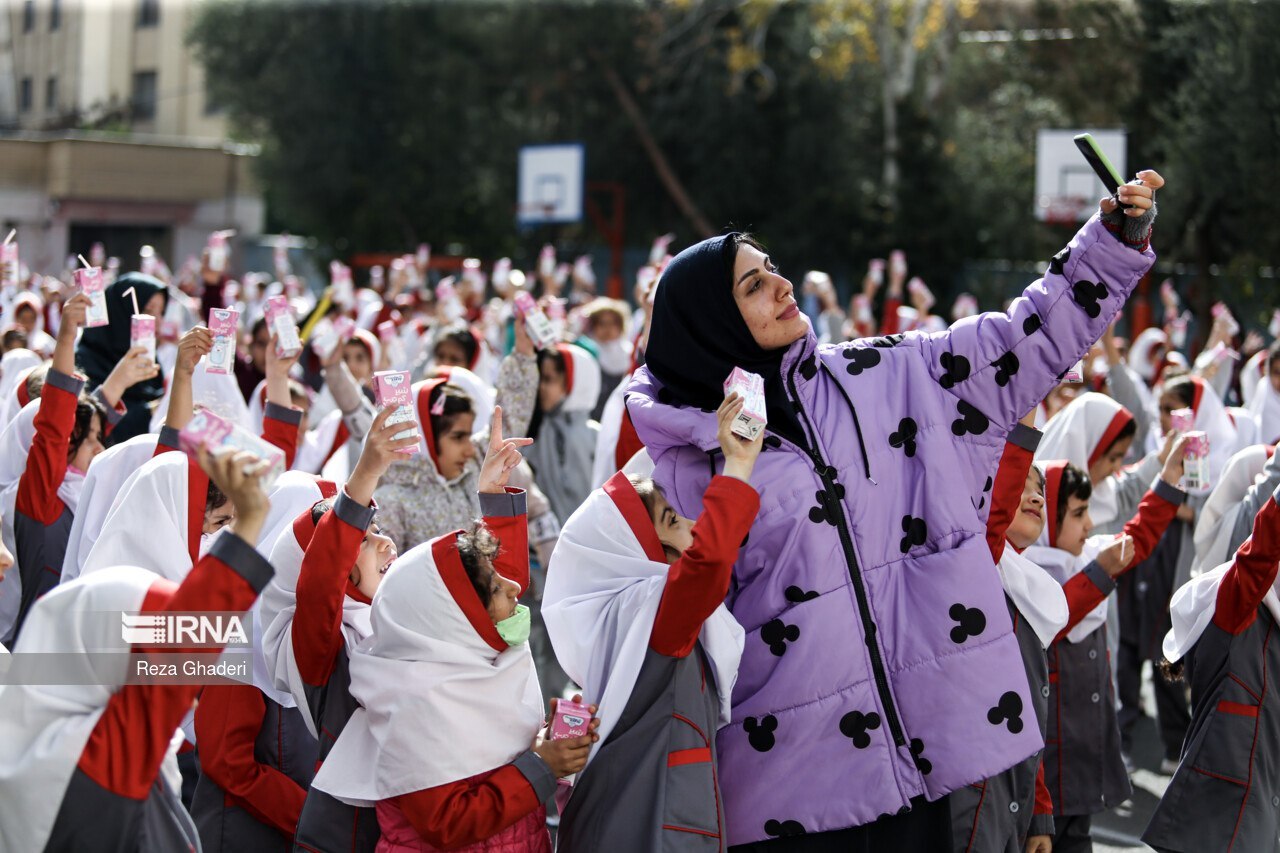 تصویری از دختربچه های دبستانی خبرساز شد +عکس