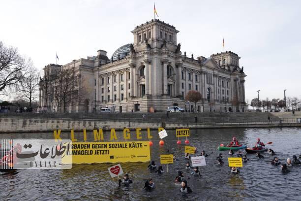 عکس/ اقدام نمادین در رودخانه سرد برلین