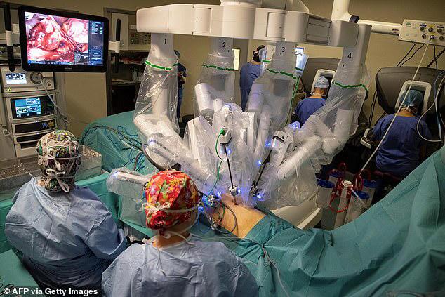 ربات جراح جان زن ۷۸ ساله آمریکایی را گرفت