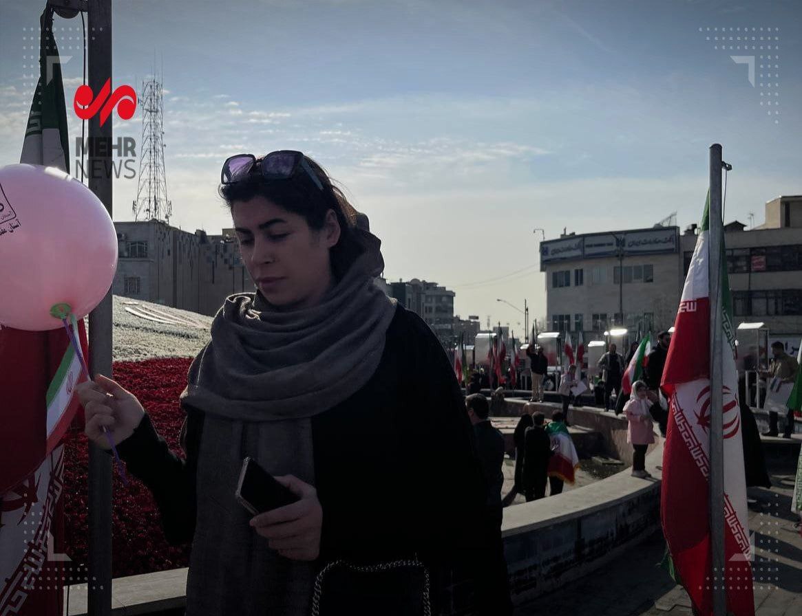 حضور این زن در راهپیمایی ۲۲ بهمن سوژه شد +عکس