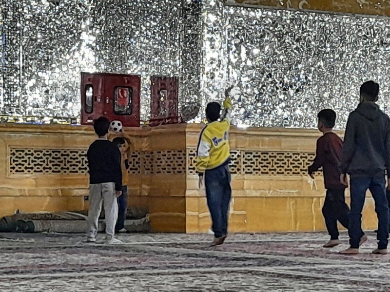 تصاویر جالب فوتبال بازی کردن بچه‌ها در حرم امام رضا(ع)