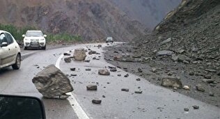 - تصویری ترسناک از سقوط سنگ روی یک خودرو در جاده چالوس