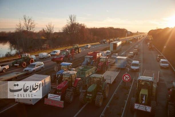 کشاورزان در اعتراض به کاهش درآمدها جاده‌ها را بستند +تصاویر