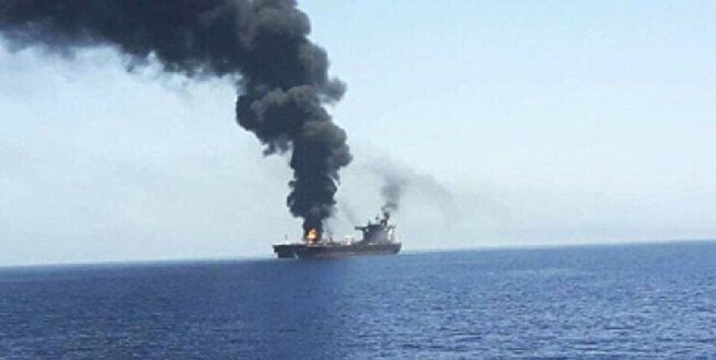 کشتی انگلیسی پس از حمله موشکی یمنی‌ها غرق شد +ویدئو