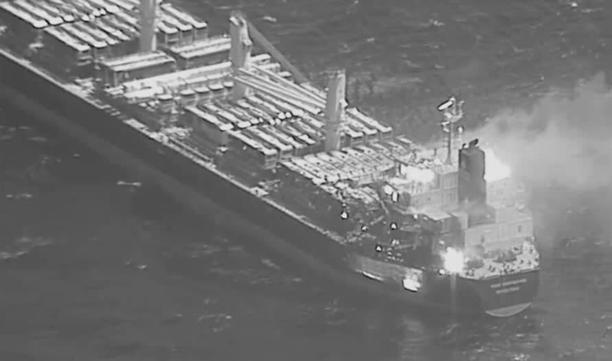- حمله یمن به یک کشتی آمریکایی جان ۷ نفر را تهدید کرد