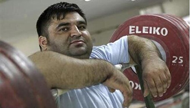 - قهرمان سابق وزنه‌برداری ایران بستری شد
