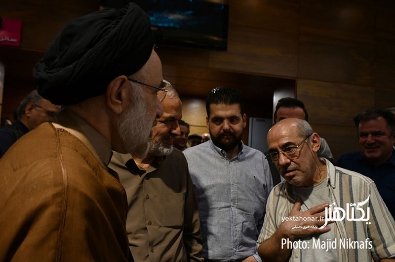 روحانی معروف با تیپ لباس شخصی به اکران فیلمی با حضور خاتمی رفت! +عکس