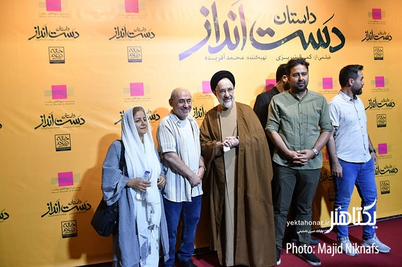 روحانی معروف با تیپ لباس شخصی به اکران فیلمی با حضور خاتمی رفت! +عکس