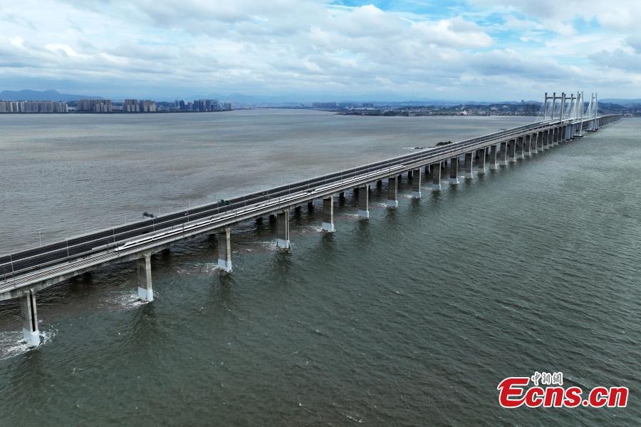 تصاویری از اولین راه‌آهن سریع‌السیر بین‌دریایی چین را ببینید!