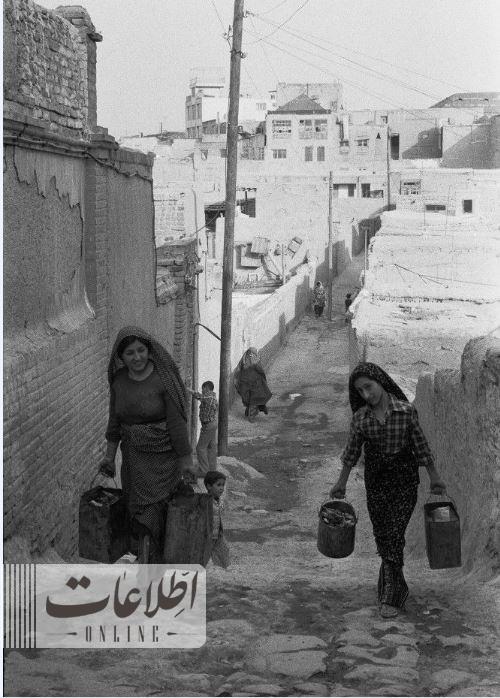 - زن‌ها در محله‌های تهران با دبه‌های آب!