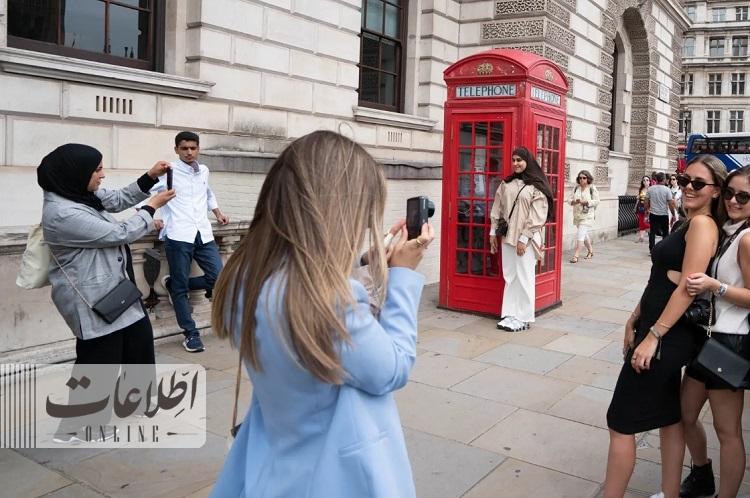 صف عجیب دختران در کنار کیوسک تلفن! +تصاویر