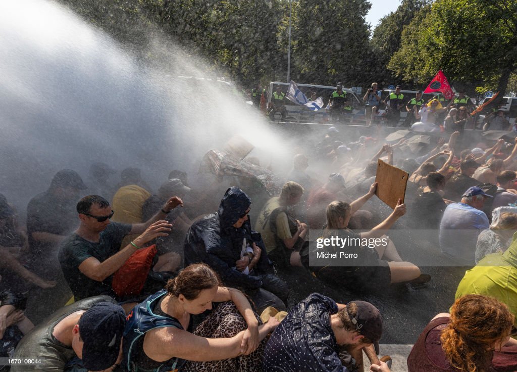 تصاویری از اعتراضات خیابانی فعالان محیط زیست در لاهه