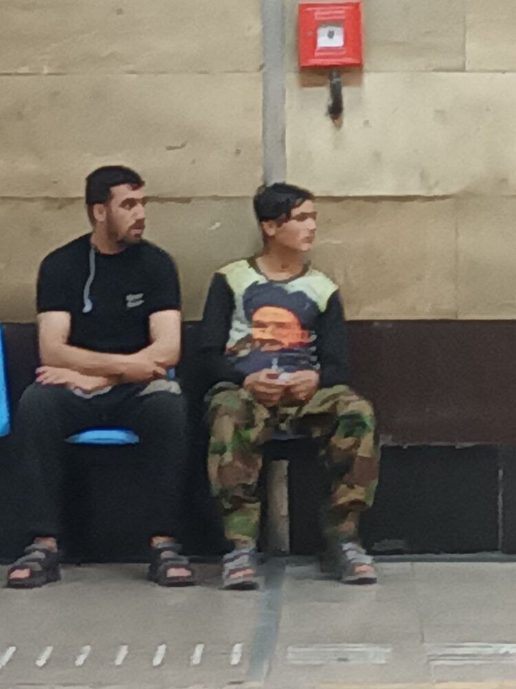 تصوير رهبر طالبان در متروی تهران ديده شد! +عكس
