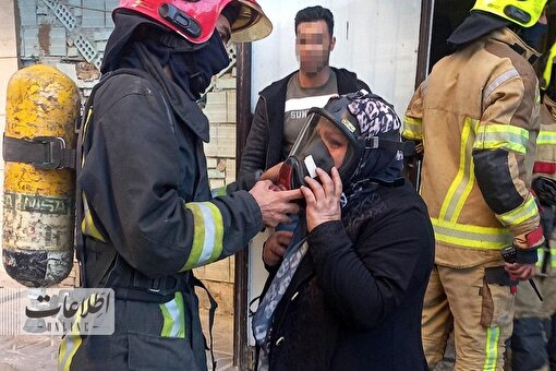 نجات ۱۶ نفر از میان دود و آتش در مشهد +تصاویر
