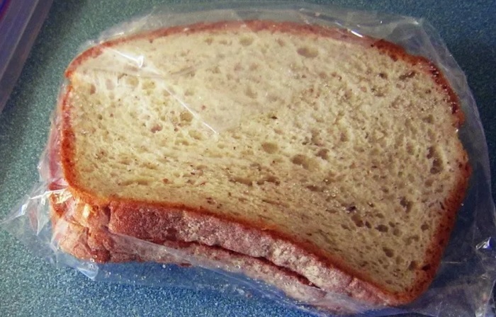 خطرات جبران ناپذیر مصرف نان فریز شده یخچال
