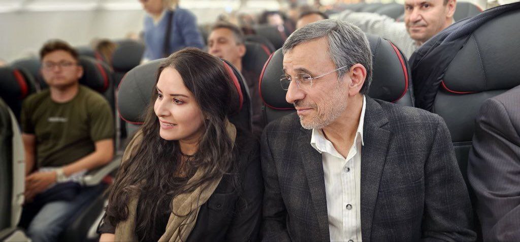 محمود احمدی‌نژاد کنار زن بی‌حجاب در هواپیما +عکس