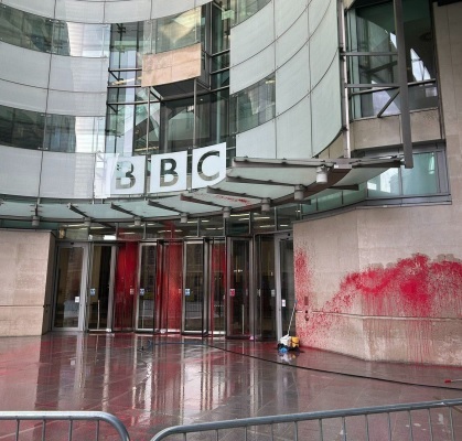 مردم ساختمان بی بی سی را خونین کردند! +عکس
