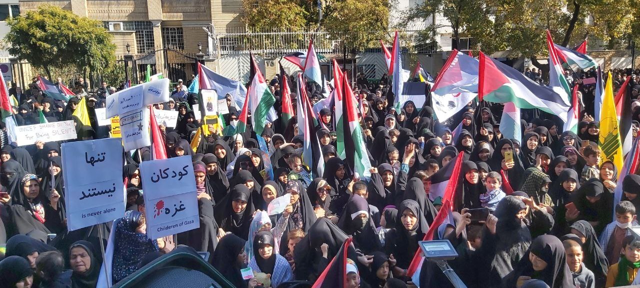 ویدئو| مادران مشهدی با کودکانشان مقابل دفتر سازمان ملل تجمع کردند