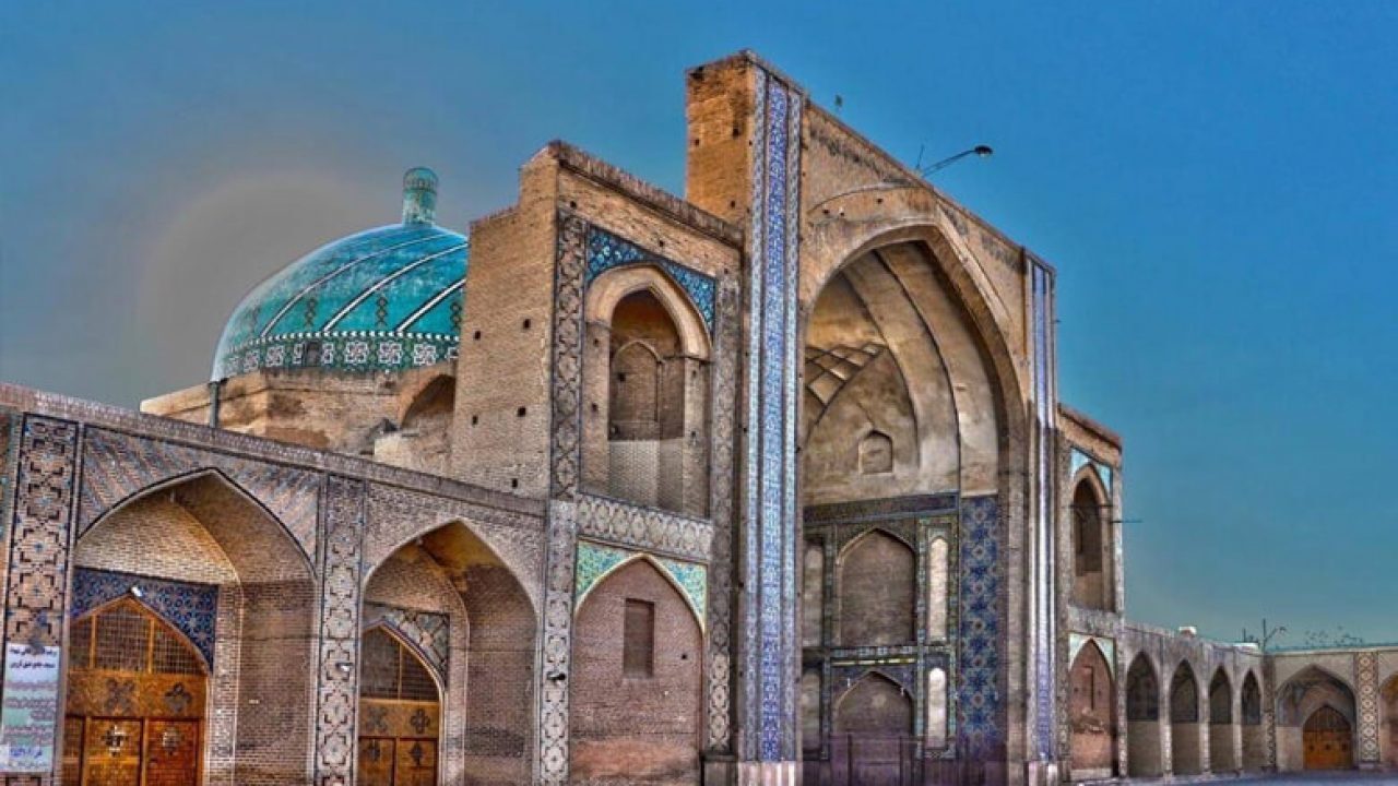 - داربست‌های ۵۰ ساله بنای ۱۰۰۰ ساله مسجد فیروزه‌ای قزوین را آزار می‌دهد