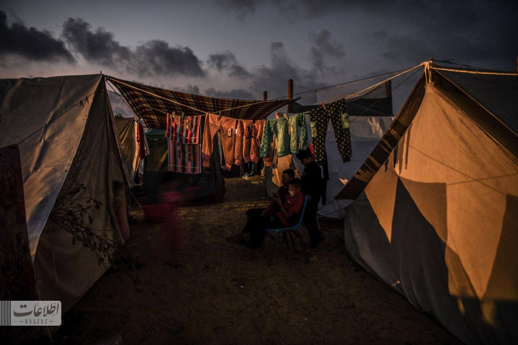 کودکان غزه زیر بمباران صهیونیست‌ها درس مقاومت می‌دهند +تصاویر