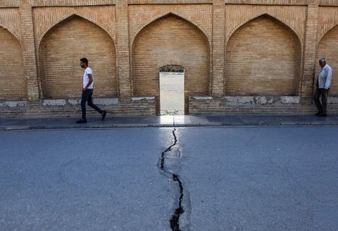 - فرونشست زمین وزیر کشور را به اصفهان کشانید