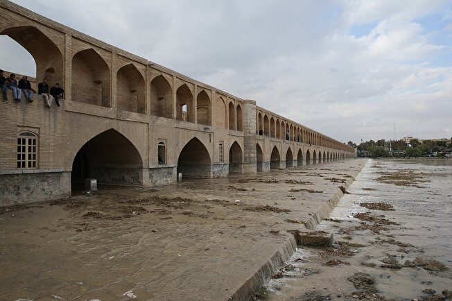 خشکی زاینده رود حیات را در اصفهان به خطر می اندازد