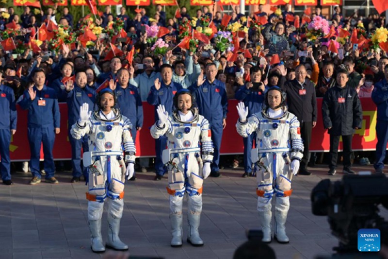 تصاویری از بدرقه ۳ فضانورد چینی را ببینید