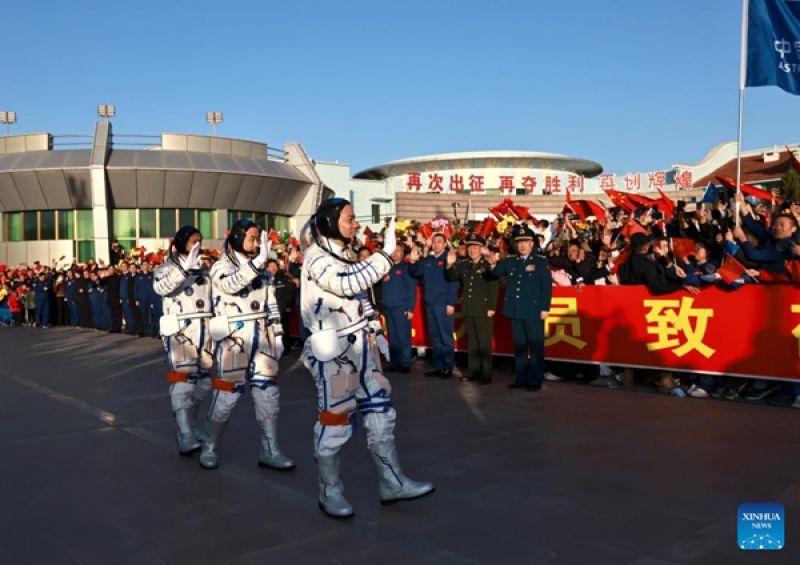 تصاویری از بدرقه ۳ فضانورد چینی را ببینید