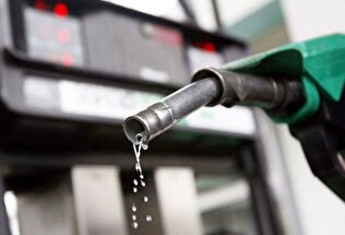 - انتقاد تند روزنامه اصولگرا به افزایش ۲ میلیارد دلاری واردات بنزین