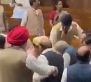 - ویدئوی کتک‌کاری عجیب در مجلس هند را ببینید!