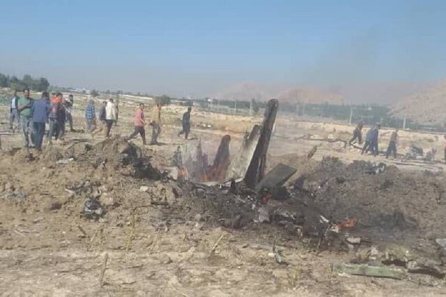 یک هواپیمای نظامی در کازرون سقوط کرد +عکس