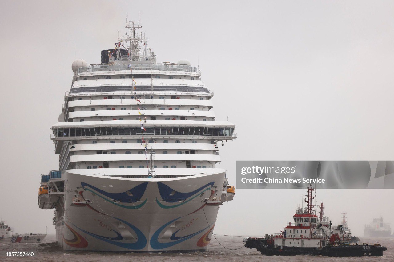چینی ها کشتی کروز خود را به آب انداختند +تصاویر