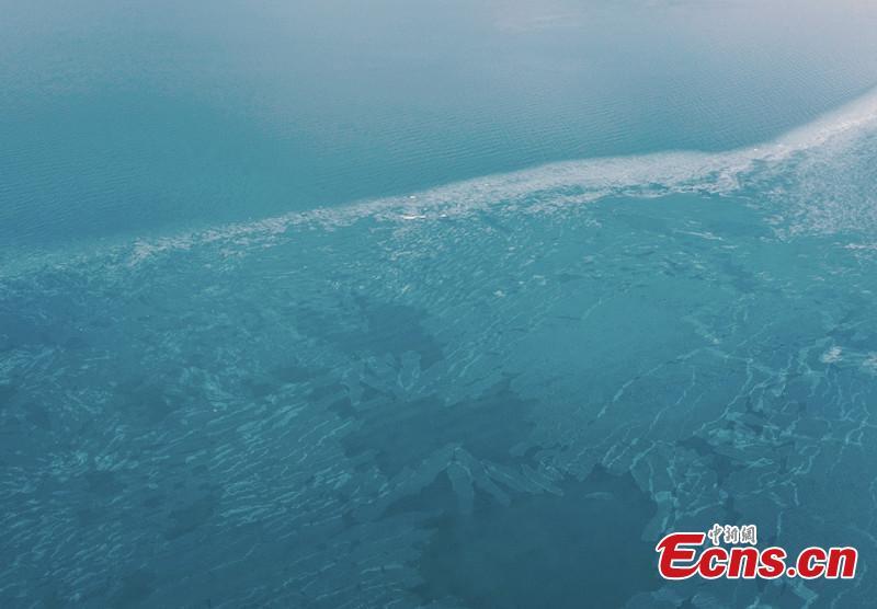 با این تصاویر در میان یخ‌های شناور در چین شنا کنید