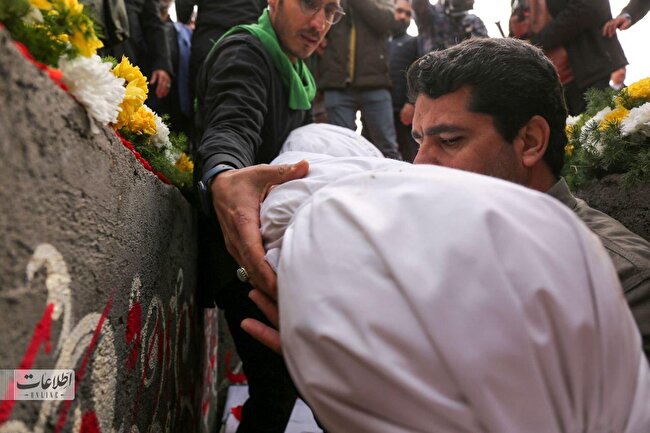 تصاویر متفاوت از خاکسپاری شهید ۲۲ ساله در مشهد