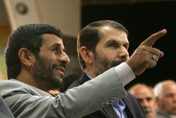 - خالص‌سازان از طریق احمدی‌نژاد قدرت گرفتند/ ورود نمایندگان ۱۰ درصدی به مجلس، ظلم به مردم است