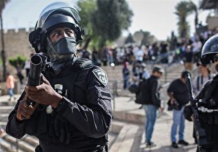 ویدئو| پلیس به خبرنگار زن حمله و پخش زنده را قطع کرد