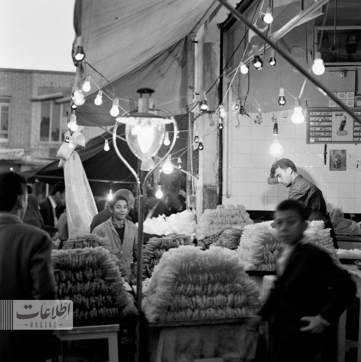 عکس‌های زولبیا و بامیه در بازار تهران ۵۵ سال پیش