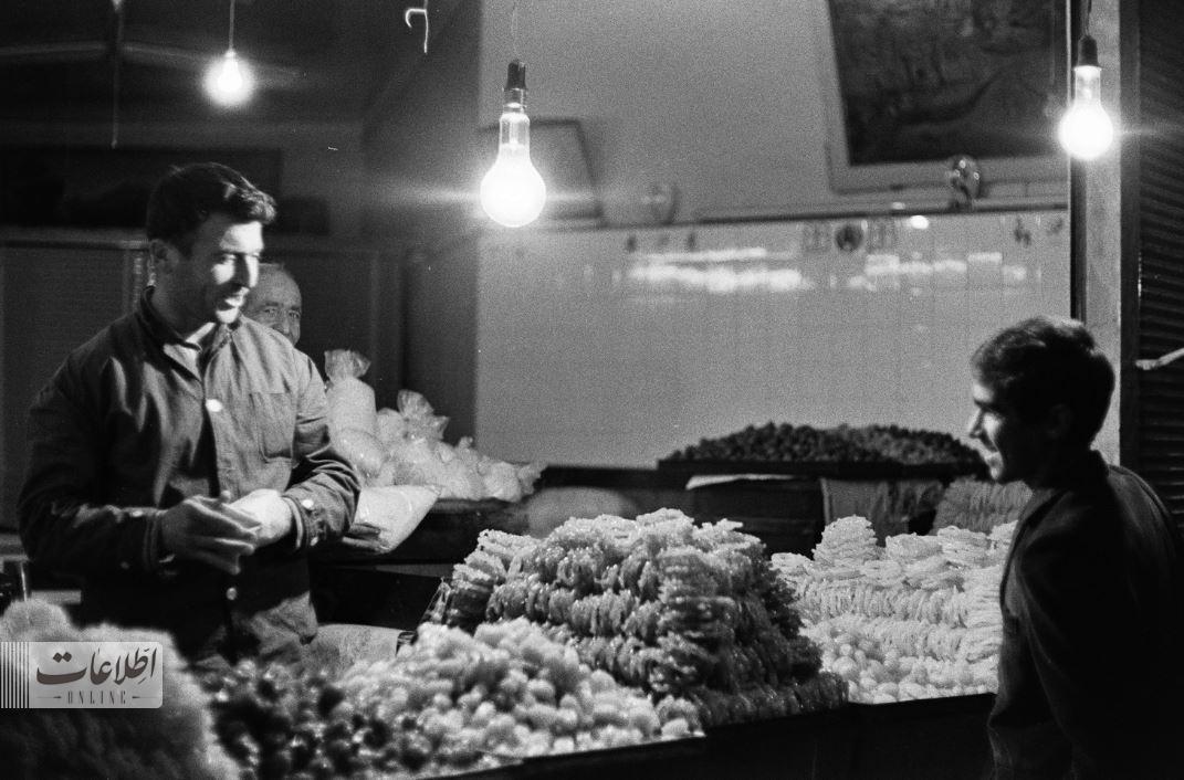 عکس‌های زولبیا و بامیه در بازار تهران ۵۵ سال پیش