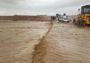 - ۷۰ سرنشین اتوبوس گرفتار سیلاب نجات یافتند