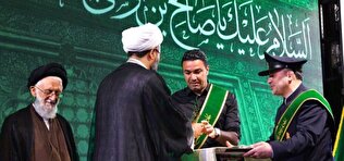 عکس| جواد نکونام خادم امام‌زاده صالح شد